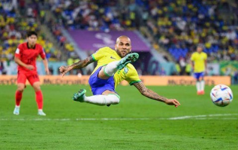 华体会体育-39岁高龄“尚能饭否”？阿尔维斯还能玩出侧勾射门