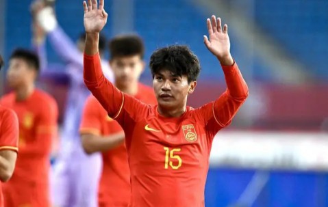 开云体育网页版-一针见血？名宿为国足19岁神童喊冤：他能拿球组织，被教练用废了