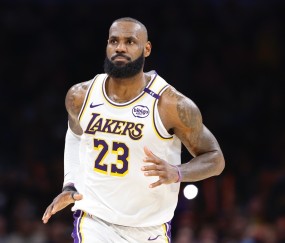 开云体育入口-弗莱：亚历山大肘击踢人还有罚球！詹姆斯根本没哨子！